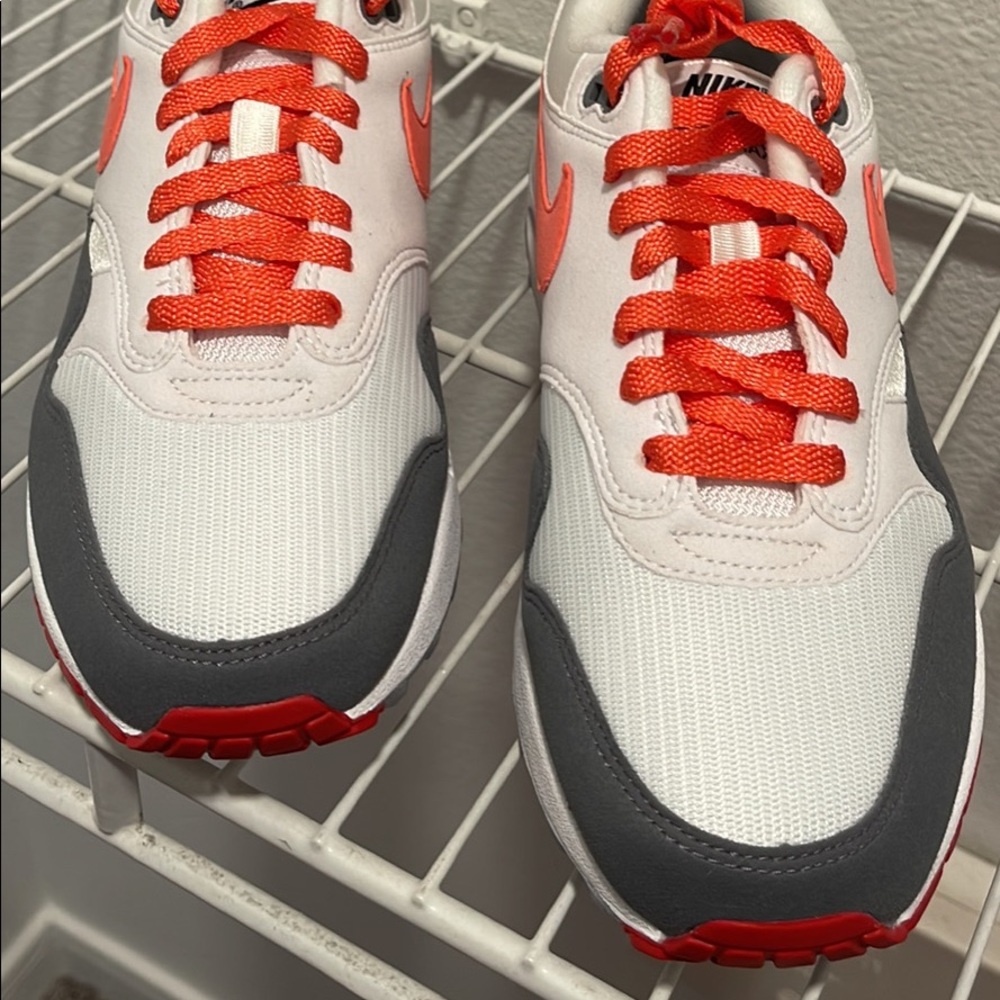 Nike - Picture 3 of 5